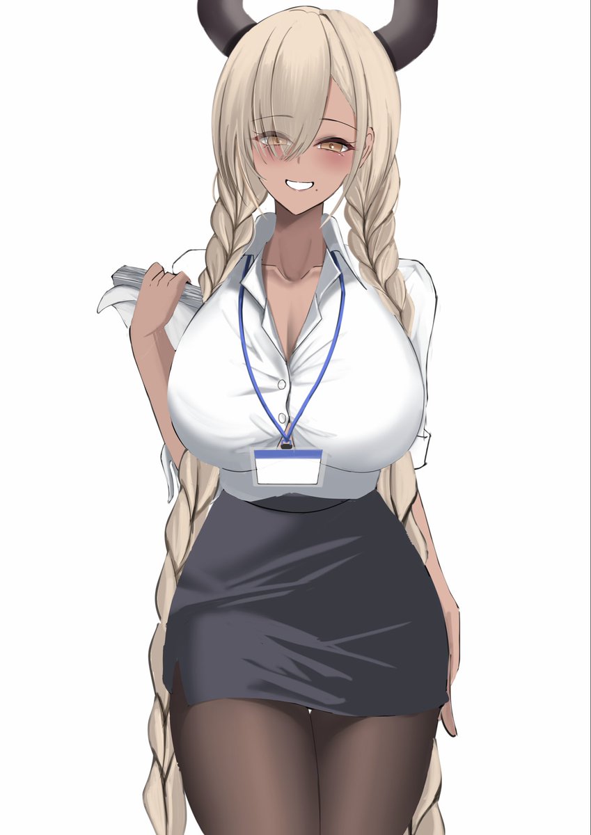 #アズレン 

OL姿の尾張が良すぎる 