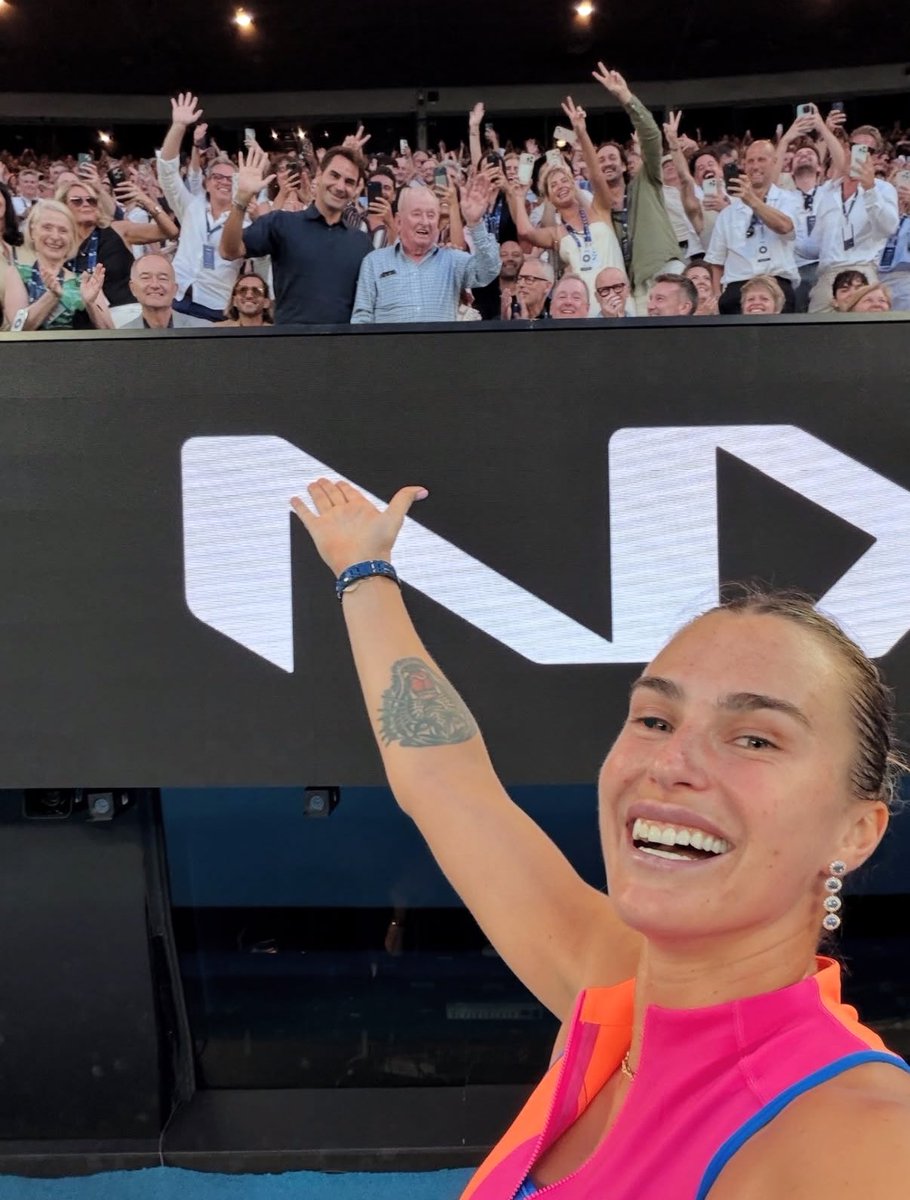 Es imposible hacerse un selfie con mayor carisma y que salga Rod Laver y Roger Federer a tu espalda.