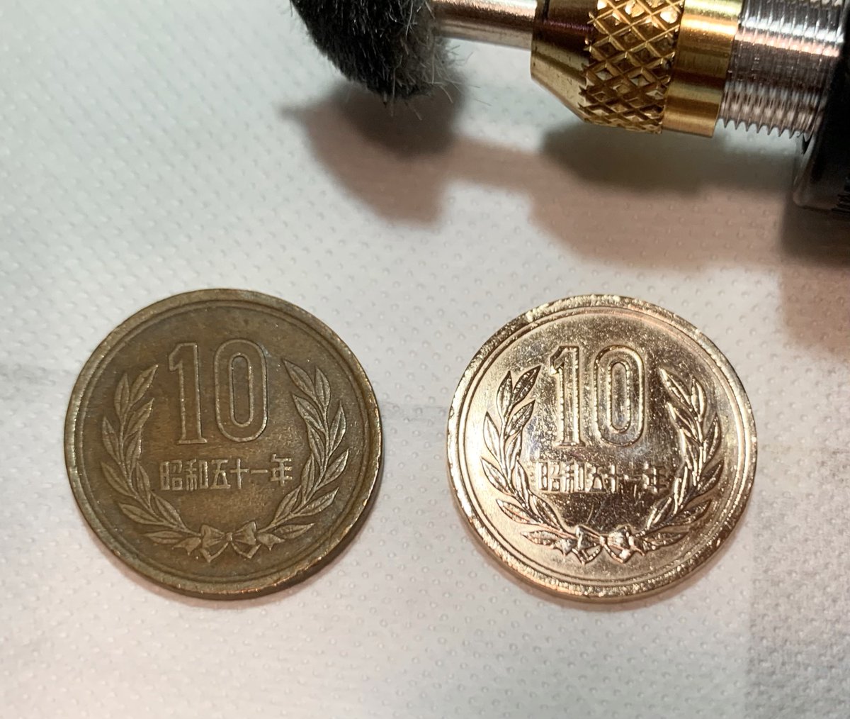 CR黄門ちゃま超寿2700kmからハンドル固定(原則禁止だが)で使い続けてる自分の生まれ年の10円玉。 磨いては汚れまた磨いてって感じ。  その台で1日50万円出してから立て続けに勝って、検定切れで撤去されたが、それから他の台でも大事に使ってるの。 2016年から打ってたから ...