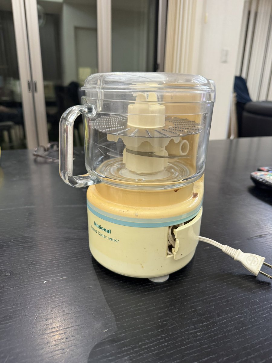 rabiko_m's tweet photo. 実家で使ってたのをそのまま嫁入り道具で持ってきたフードプロセッサー。本体の爪が折れて引っかからなくなったので、今日新しいのを買いました。結婚して35年なので、何年こき使われた？お疲れ様でした！＃NationalSpeedCutterMK-K7 https://t.co/KsARBFpoGZ