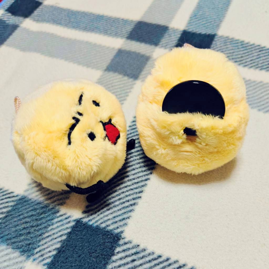 楽天Edyのコイン型をあみぐるみに入れて持ち歩こうと思ってたのですが、えもじの子好きなのでえお座りえもちゃんの後ろにポケット作って楽天Edyコインケースにしちゃいました🌟  これでタッチ決済可愛くできちゃう🟡♪