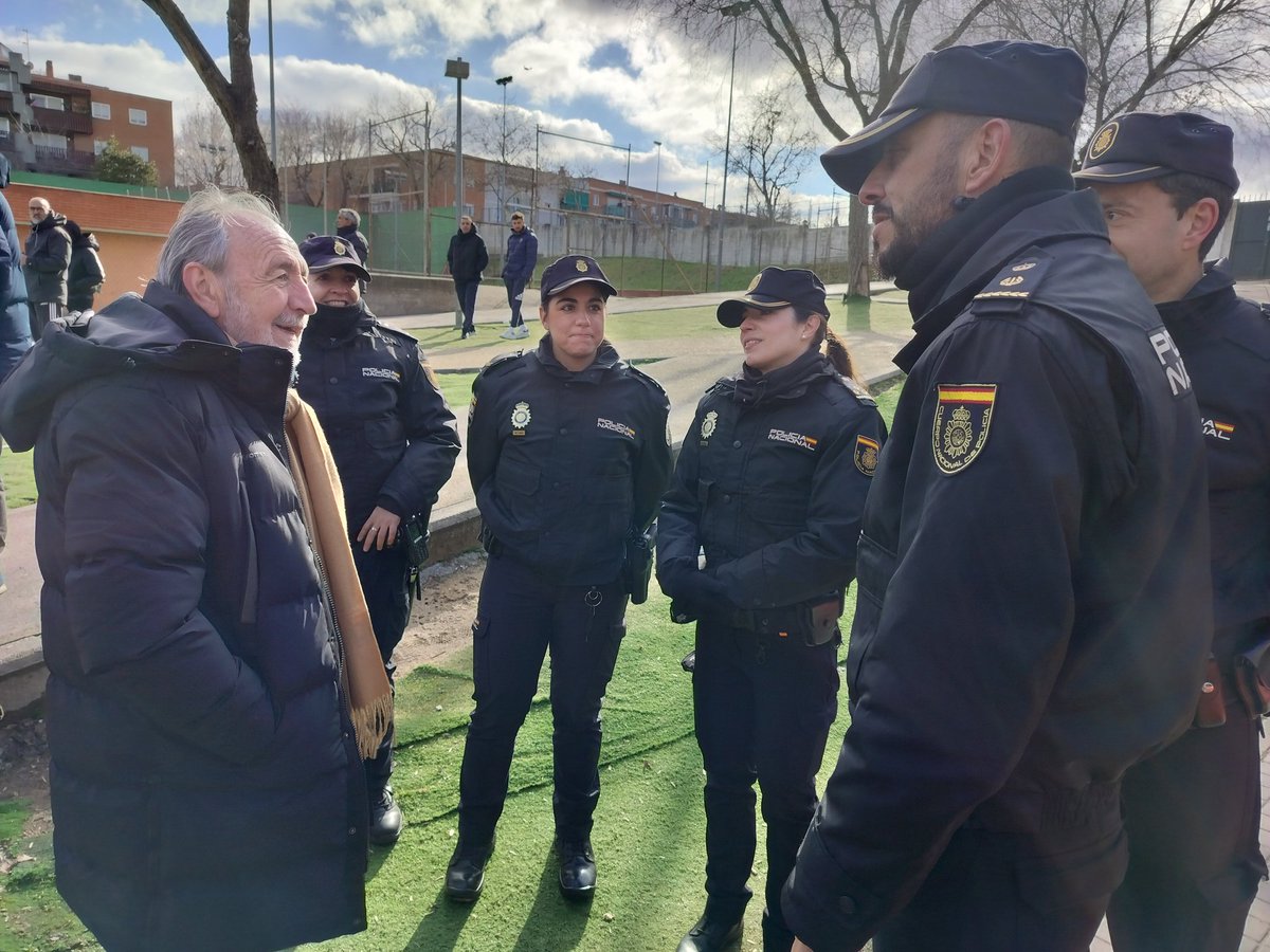 RFFM_oficial's tweet photo. El presidente de la RFFM, @PacoDiezRFFM, asiste en el Campo de La Fortuna al encuentro @efcdfortuna 🆚 @intervaldemoro, que se está disputando bajo el lema #StopViolenciaEnElFútbol en colaboración con el Cuerpo Nacional de @policia para erradicar los actos violentos en el fútbol. https://t.co/NMujnTxe3H