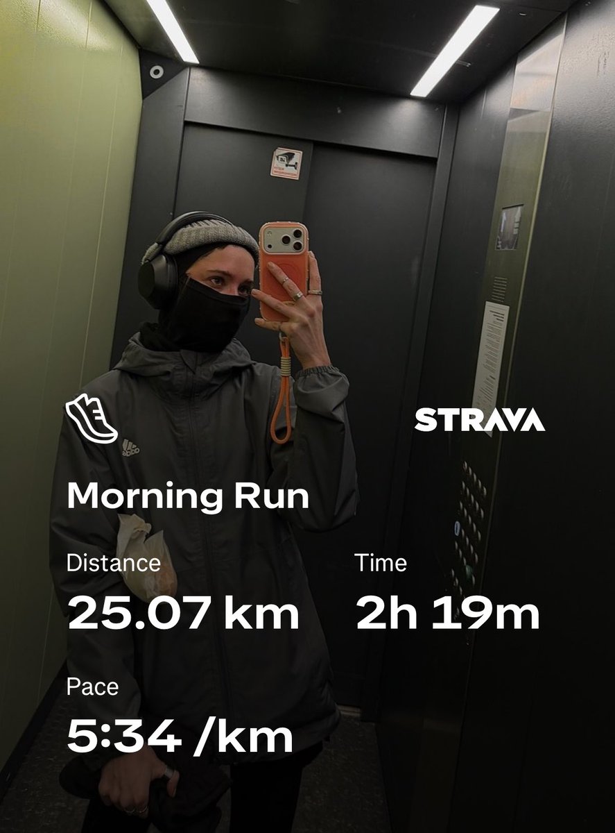 evrlastic's tweet image. вообще баф только для фото натянула на рот и нос 
не могу в них дышать мокро неприятно холодно мерзко