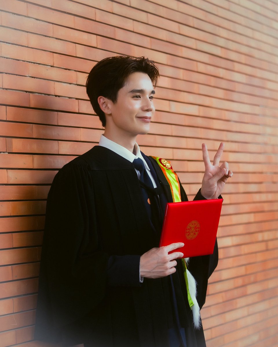jimmyyjp_'s tweet image. เอาใบปริญญามาฝากครับ 🎓 #JimmyGraduationDay