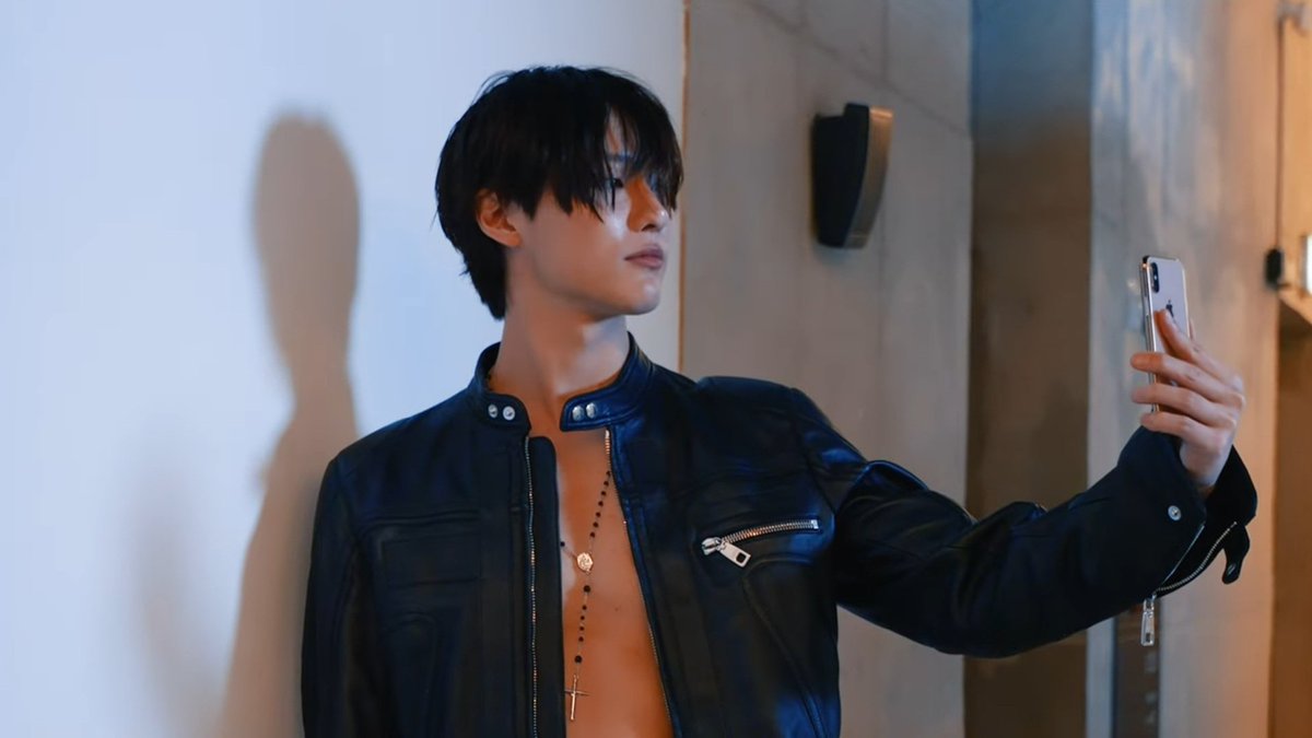 Jw_dnwm's tweet image. 이거 진짜 섹시한데 와중에 그림자 동그래서 귀엽기까지 함