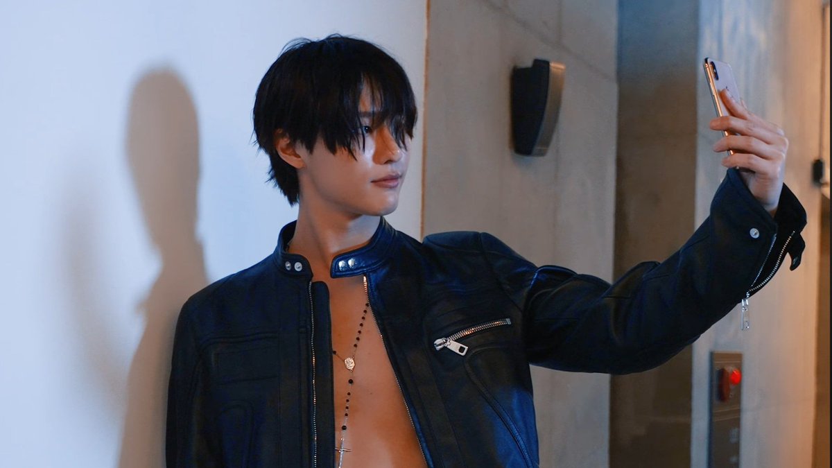 Jw_dnwm's tweet image. 이거 진짜 섹시한데 와중에 그림자 동그래서 귀엽기까지 함