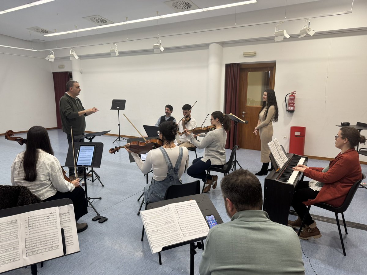Este fin de semana 2o Seminario Internacional de Dirección del curso con el profesor Dian Tchobanov en nuestra sede de Alcàsser. En este caso, seminario dedicado a la dirección de ópera, trabajando con nuestro alumnado oberturas y arias de Mozart, Rossini y Donizetti.
