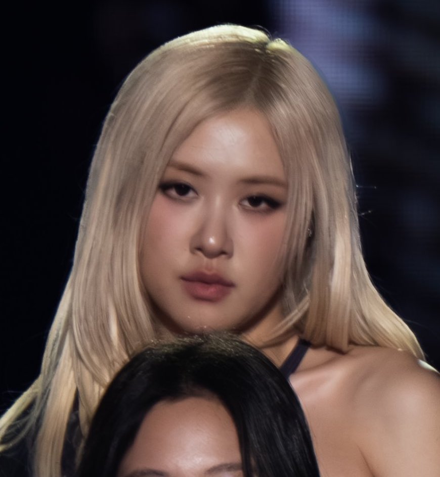 roseannepics's tweet image. omg rosé