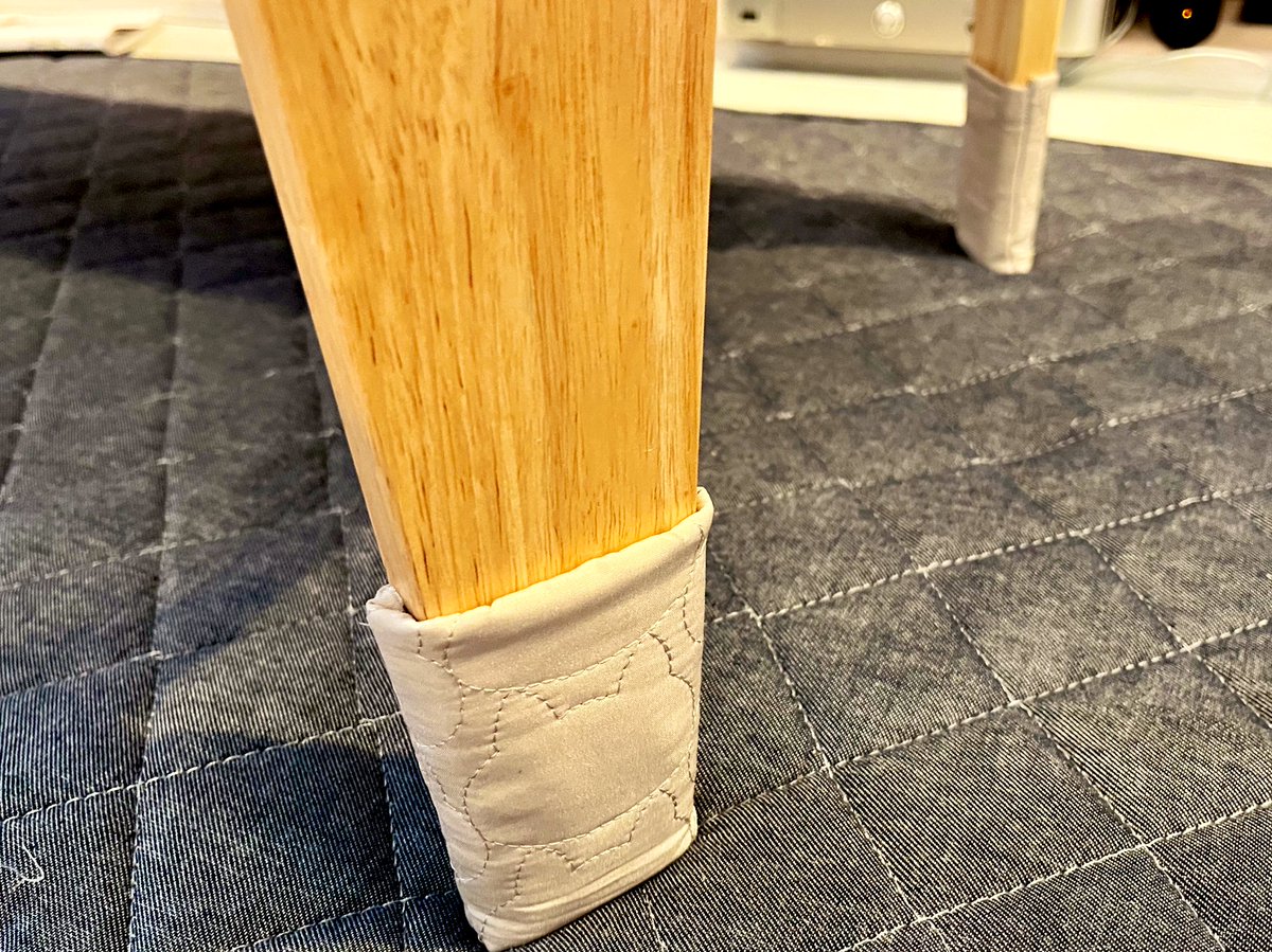 居間にテーブルを買ったら、脚の裏のすべり防止ゴムが逆に使いづらかったので、久しぶりにミシン仕事。キルト生地で脚のソックスを作ってみました。

最初の1つを無駄にして、左右それぞれ+1cmずつ余裕を持たせたところでぴったりフィット。

少しずつQoLを上げていこう。