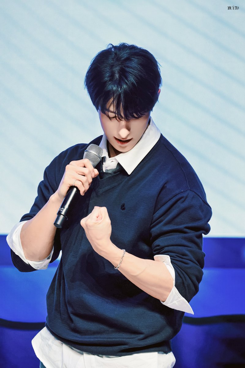 260118 Fanparty

💪🏼

#도겸 #이석민 
#ドギョム #DOKYEOM 
#세븐틴 #SEVENTEEN
<a href="/pledis_17/">세븐틴(SEVENTEEN)</a>