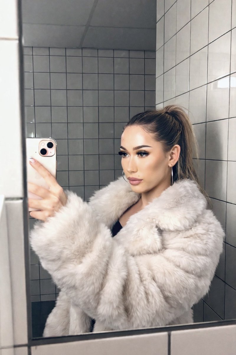 GxddessC2's tweet image. the queen, the icon 😋