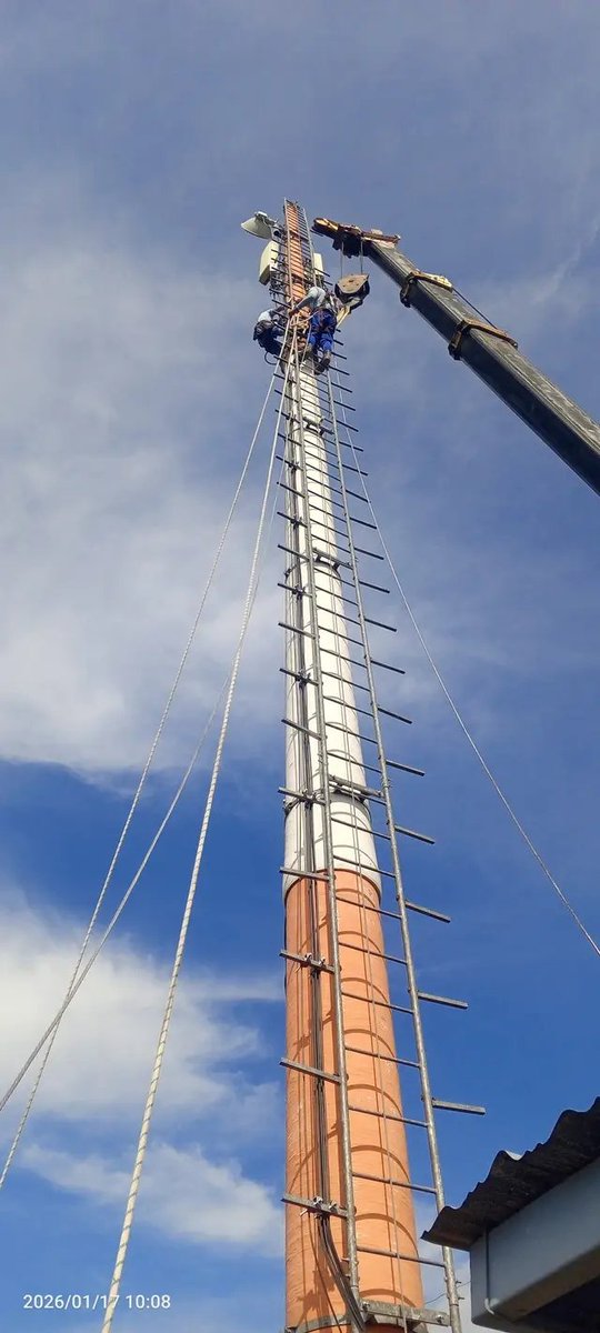 "Continúa recuperación de las #telecomunicaciones en #Santiago tras el paso del huracán. 
Se están llevando a cabo trabajos en #RadioBase Ruta1 🗼🛜 para restablecer este sistema vital en la comunicación🤳 en el  tramo de autopista entre Palma y San Luis.
 #Etecsa no se detiene.