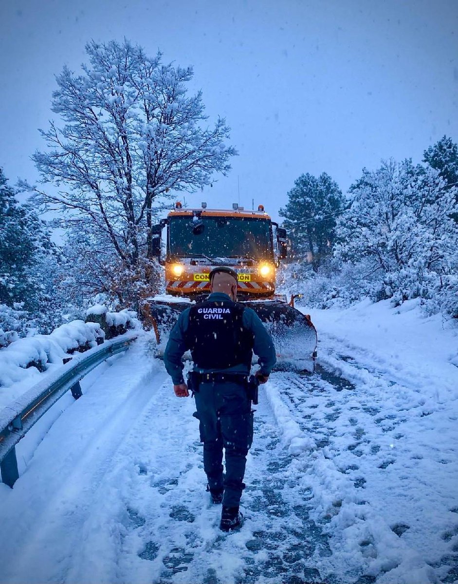 #Nieve #Ayer
🚔 Tráfico: 17 auxilios a conductores de turismos, camiones y autobuses.  

👮🏽‍♀️CIASegovia: 11 auxilios a conductores,1 persona auxiliada por rotura de pie. 

👮‍♂️CIA Cuéllar: 1 auxilio a conductor.

👮‍♂️USECIC: 5 auxilios a conductores de turismos, autobús y camiones.