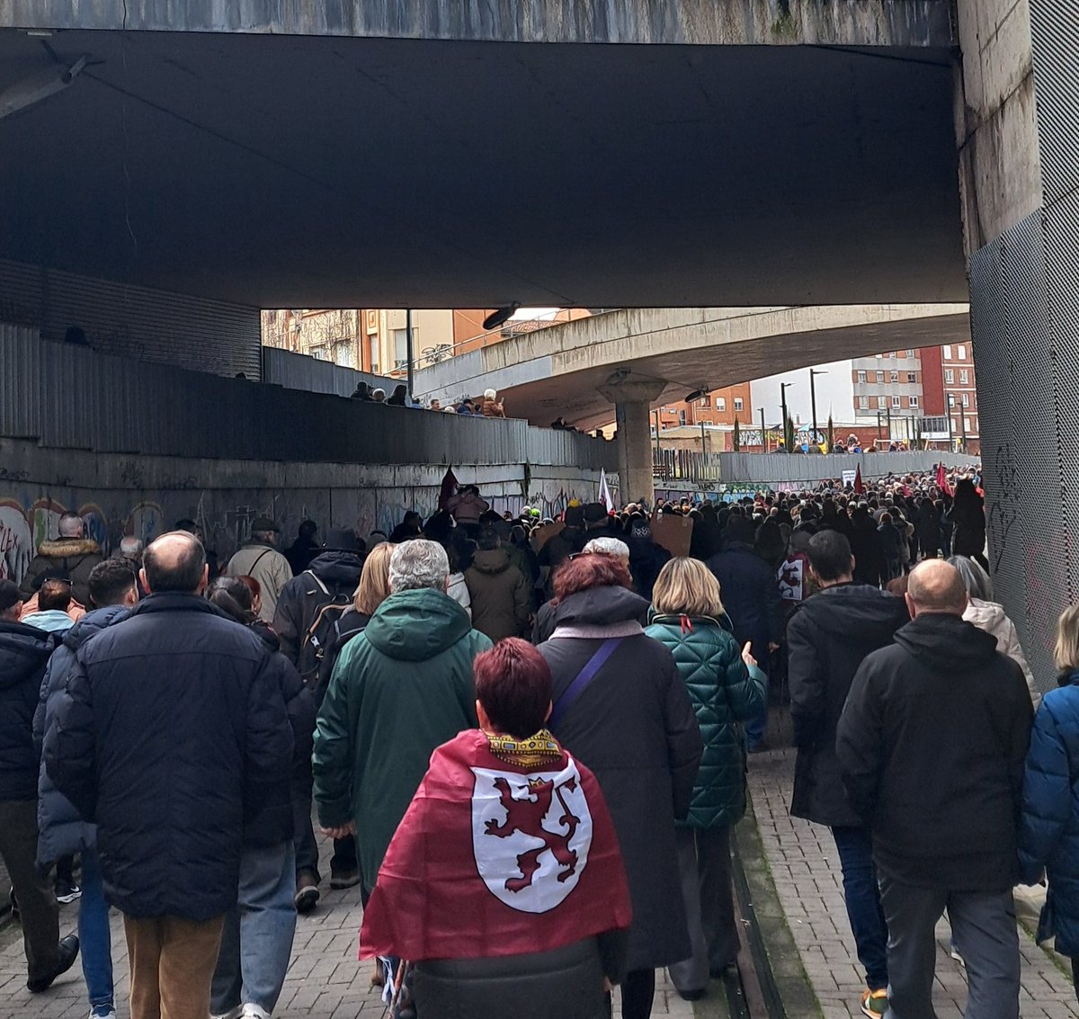 Comentan los medios que cubren la manifestación que es la más grande que se ha visto en León reivindicando un servicio.