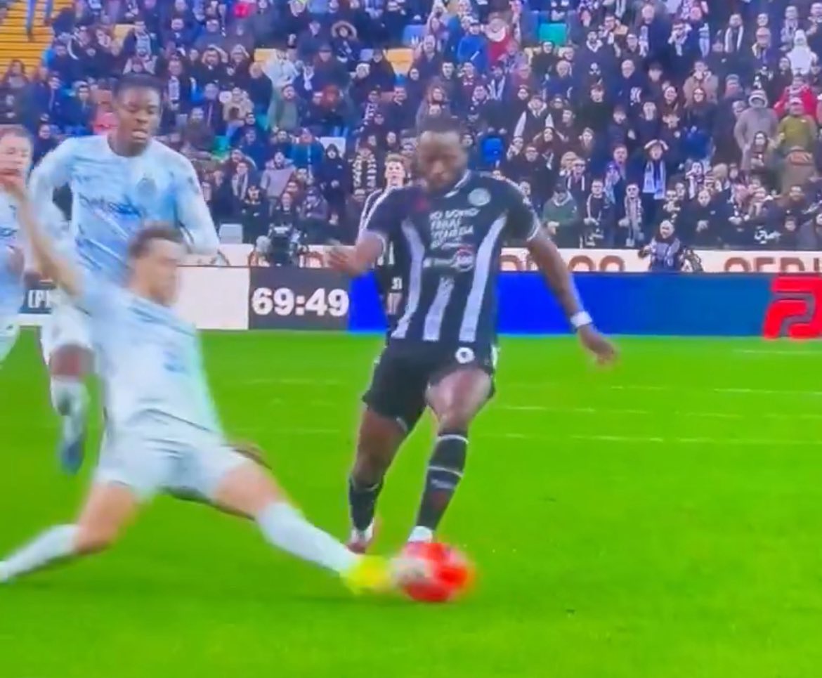 In pieno tsunami arbitrale, con il presidente AIA #Zappi inibito per 13 mesi, e dopo gli errori a catena delle ultime settimane, ho voluto seguire #UdiInt con il regolamento in mano, per valutare  l’arbitraggio . A mio modesto parere, #DiBello ha fatto troppi errori, valutando