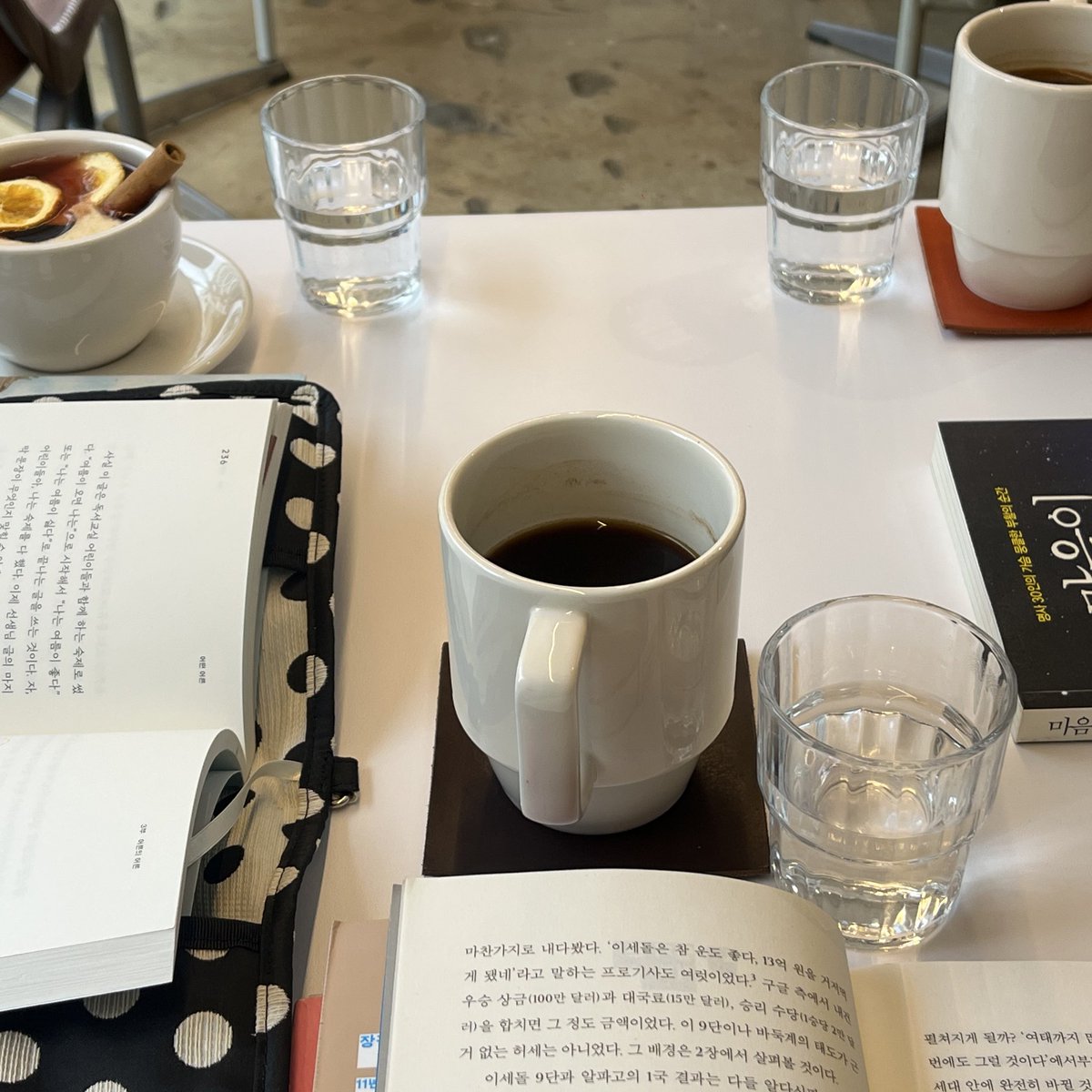 wow__thing__'s tweet image. 오늘 아아 마시려고 했으나ㅏ
날이 흐리니 쌀쌀하게 느껴져서 뜨아 시킴
커피 크레마 거의 날아가고 찍어서 아쉽다

먼저 온 미래 읽기 시작했다조 📖,,,