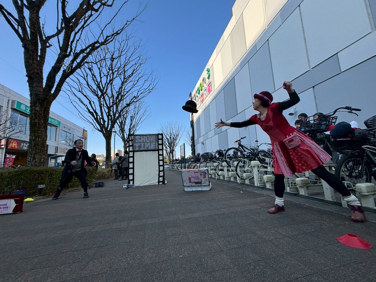 strangedish's tweet photo. さいたま新都心大道芸フェスティバル無事終了～
広い会場でタイトなスケジュールなとこ観にきてくれた皆さま、
寒いなか足を止めて観てくれた皆さま、
スタッフの皆さま、パフォーマーの皆さまありがとうございました！！
楽しくパフォーマンス出来ました♪
またがんばるぞっ！
#ストレンジディッシュ https://t.co/GqwyPjwrIY