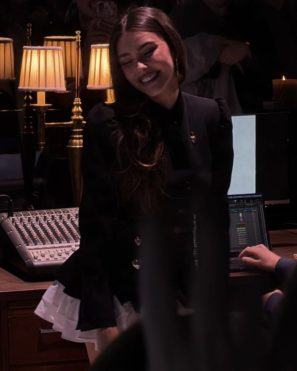 bluecomplexity's tweet image. locket era looks so good on her please let her stay this happy forever and ever &amp;lt;3&amp;lt;3