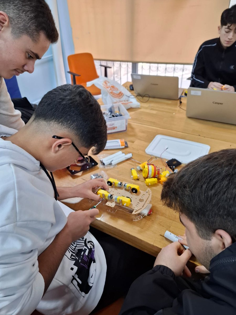 Geleceğin mühendisleri ve bilim insanları iş başında! 🛠️💻 Kodluyorlar, birleştiriyorlar ve hayallerindeki robotları gerçeğe dönüştürüyorlar. 

 Gençlerin azmi ve merakı bize gelecek için umut veriyor. 🚀

#Teknoloji #RobotikKodlama #GeleceğiTasarla

@oa_bak
<a href="/gencliksporbak/">Gençlik ve Spor Bakanlığı 🇹🇷</a>