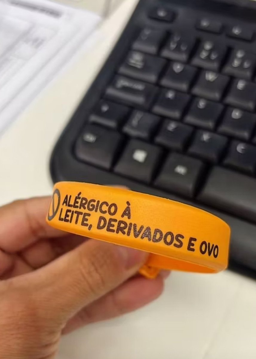 kafklore's tweet image. a pulseira que eu comprei pro meu filho que é alérgico 🥺🤏🏻

ainda falaram que só falta colocar coleira nele, as pessoas são cruéis demais...