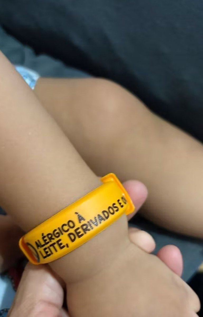 kafklore's tweet image. a pulseira que eu comprei pro meu filho que é alérgico 🥺🤏🏻

ainda falaram que só falta colocar coleira nele, as pessoas são cruéis demais...