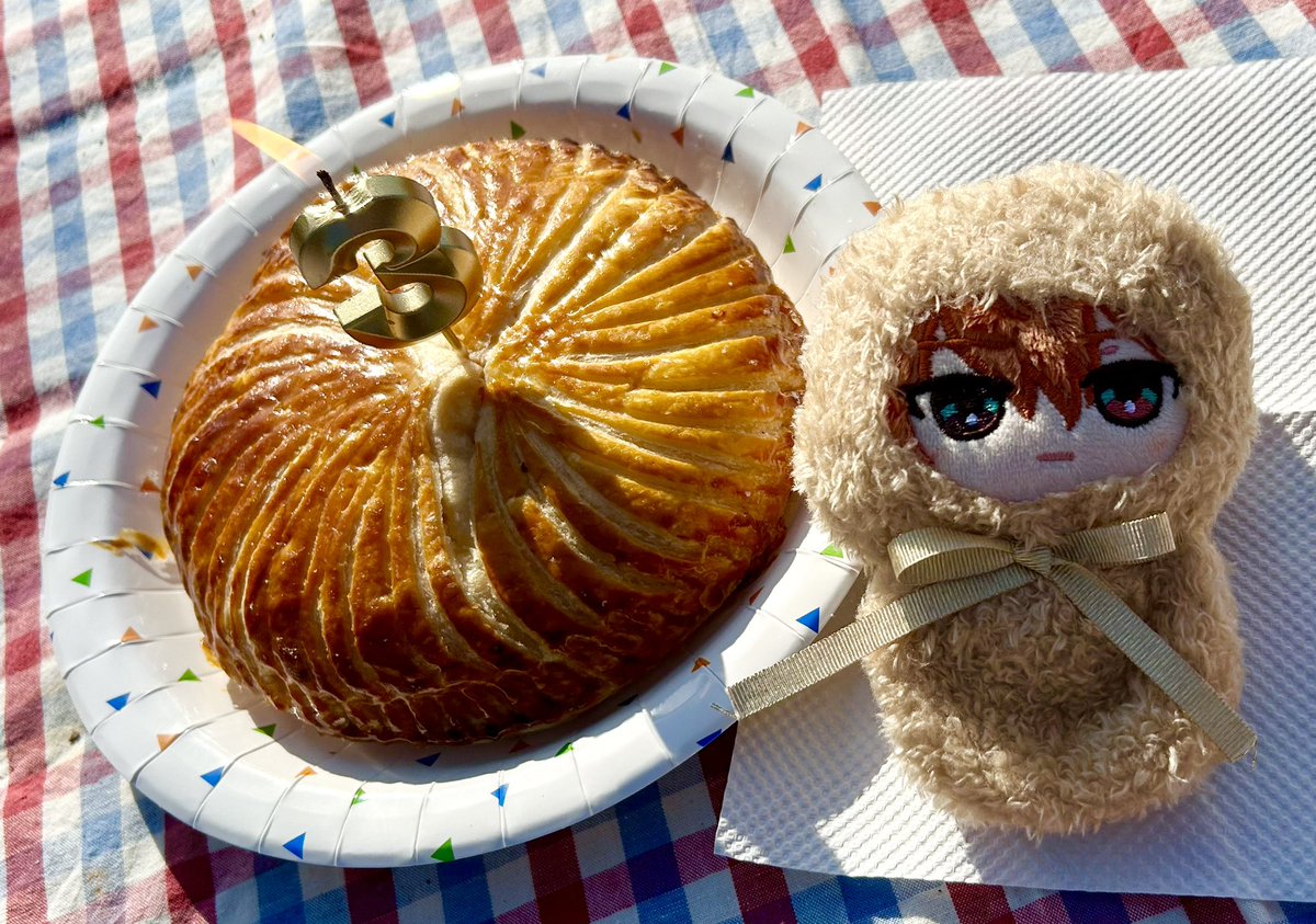 KING OF DONEを祝う炭火焼きをしてきました！ガレット・デ・ロワは「太陽」の模様にしております👑
休日の選択肢に炭火焼きが加わったことで人生が豊かになりました。お付き合いくださったエイトリのオタク本当にありがとうございます！