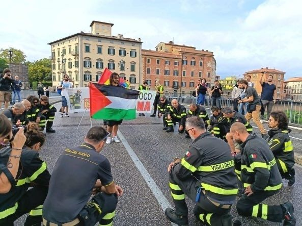 Kementerian Dalam Negeri Italia telah mendakwa 10 petugas pemadam kebakaran di Pisa karena berlutut selama mengheningkan cipta selama satu menit pada protes Gaza tanggal 22 September.

Tidak Ada Kebebasan Berbicara dan Berekspresi di Barat. Kebebasan Berbicara dan Berekspresi