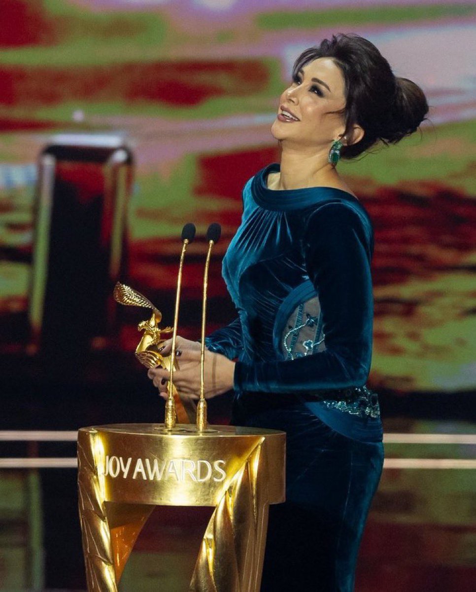 #جوي_اووردز
#كاريس_بشار 

لعنبو بعض الغنادير لو انها عجوز
أتصبّر بس لا شفتها رحت ثعوه .