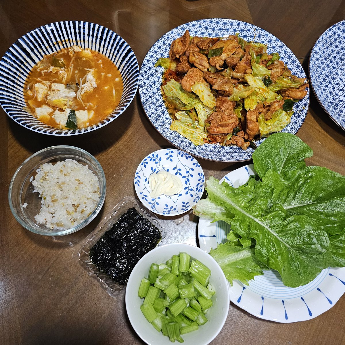 今日の夕飯。🍗🌶️
タッカルビ、スンドゥブ、セロリ、サンチュ、のり。🥬🥗🌽

#韓国