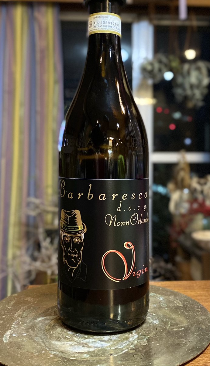 Piemonte Vigin Nonn Orlando Barbaresco Cotta 2019 外観はルビー。香りはラズベリー、ストロベリー、ブルーベリー、プラム。主体は赤系果実。バラ、スミレ。黒胡椒、丁子などスパイス。なめし革。飲むと酸はやや高い。タンニンはやや多く収斂する。質感に骨格を感じる。余韻にかけてタバコの風味。