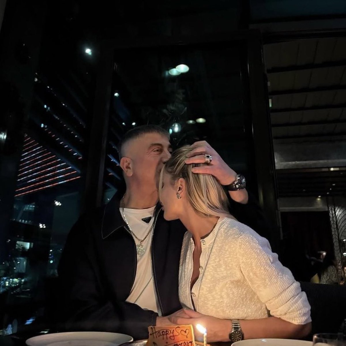 Sedat Peker’in eşi Özge Peker:

“Ölüme gidiyorum dese; sağ koltuğa oturur, son ses müziği açar, 'son bir anımız olsun' derim.”