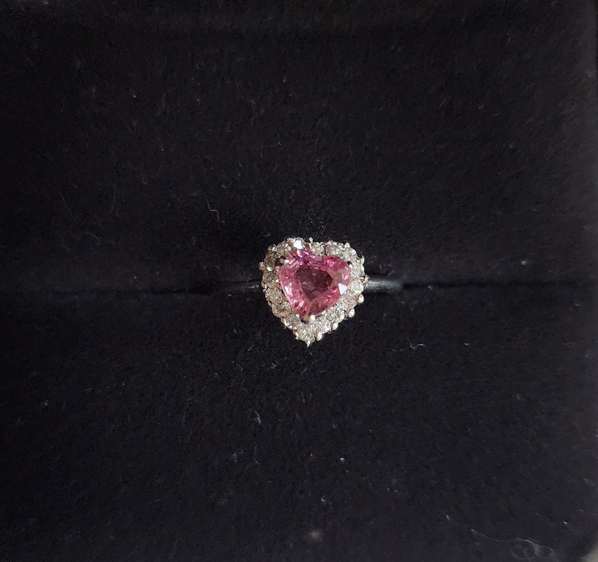 • 오렌지핑크 사파이어 14k 반지
• 0.98ct, 화이트골드 112만

오렌지핑크 색상의 하트컷(파파라챠 같은) 13호 반지예요, 사용감 있고 색감이 정말 예뻐요
위시가 있어서 얼마간 올려볼게요 
#원석마켓 #주얼리마켓