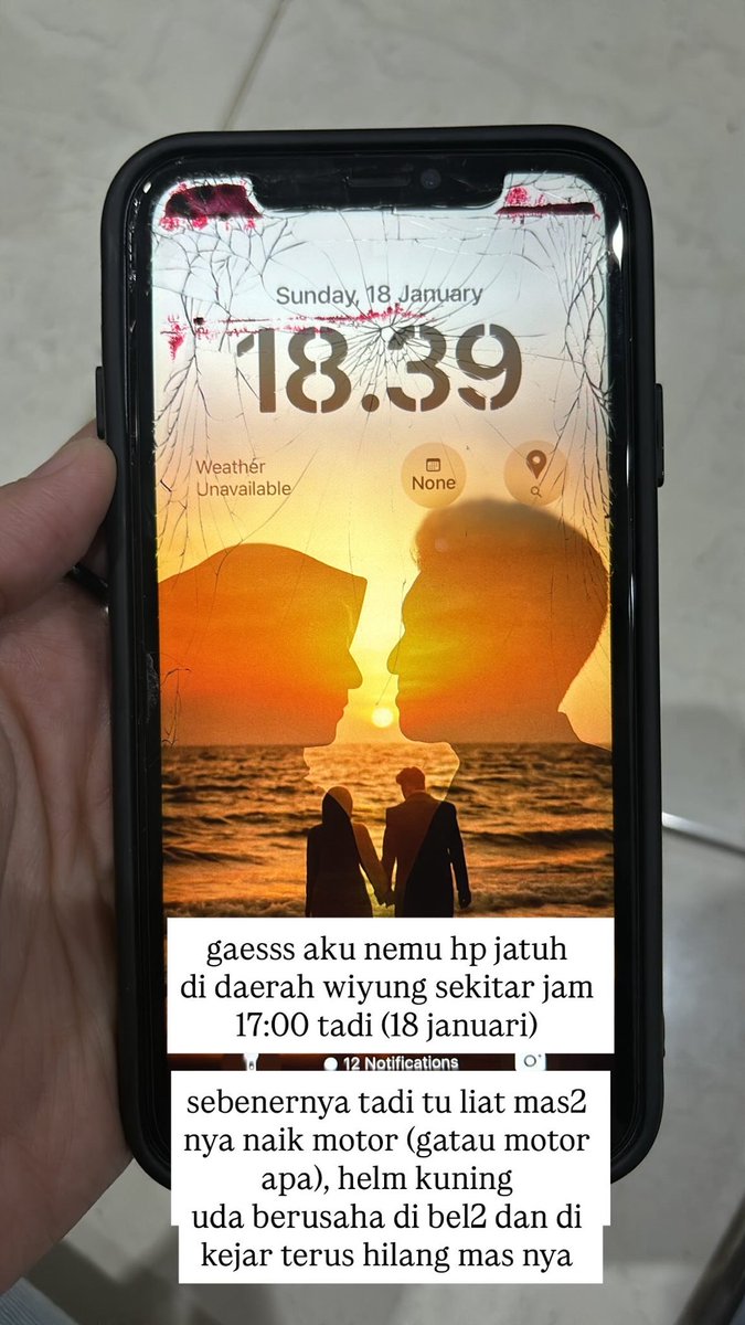 pelangipg10's tweet photo. NEMUIN HP!!!!! nemuin hp di daerah wiyung. sebenernya lebih ke nyelamatin hp sih. tapi sudah kelindes mobil juga sepertinya😭 mungkin ada yang kenal mas mba yang ada di wallpaper tolong hubungin aku yaaaa. 🙏🏻 https://t.co/9jHVzENPnU