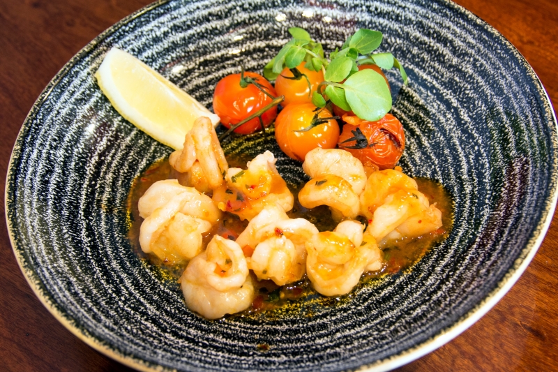 Hot prawns, full of flavour.

Juicy prawns cooked in Irish rapeseed oil, finished with garlic and chilli for the perfect balance of heat and richness.

Served with homemade brown bread, this dish is bold, comforting and made to be shared or not.

Spicy, simple and seriously good.