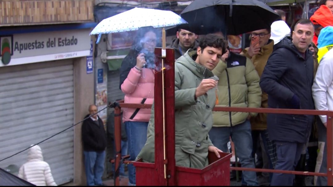 Tomás Páramo, se te ha "olvidado" subir una foto haciendo este gesto en Sanse ayer. Gente como él sobran en las plazas. Se digna a llamarse "aficionado" pero no pasa por taquilla y tienen complejo de subir fotos en una plaza de toros por miedo a perder seguidores en redes.