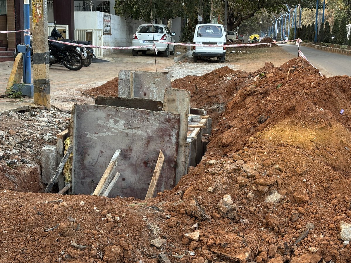 bengalurupost1's tweet image. If India crowned cities for digging up freshly laid roads without batting an eyelid, Bengaluru would be right on top.

Two well-laid roads in Yelahanka are now dug up — no boards, no reasons, no completion dates.

1️⃣ Major Akshay Girishkumar Road, Yelahanka New Town- Allasandra…