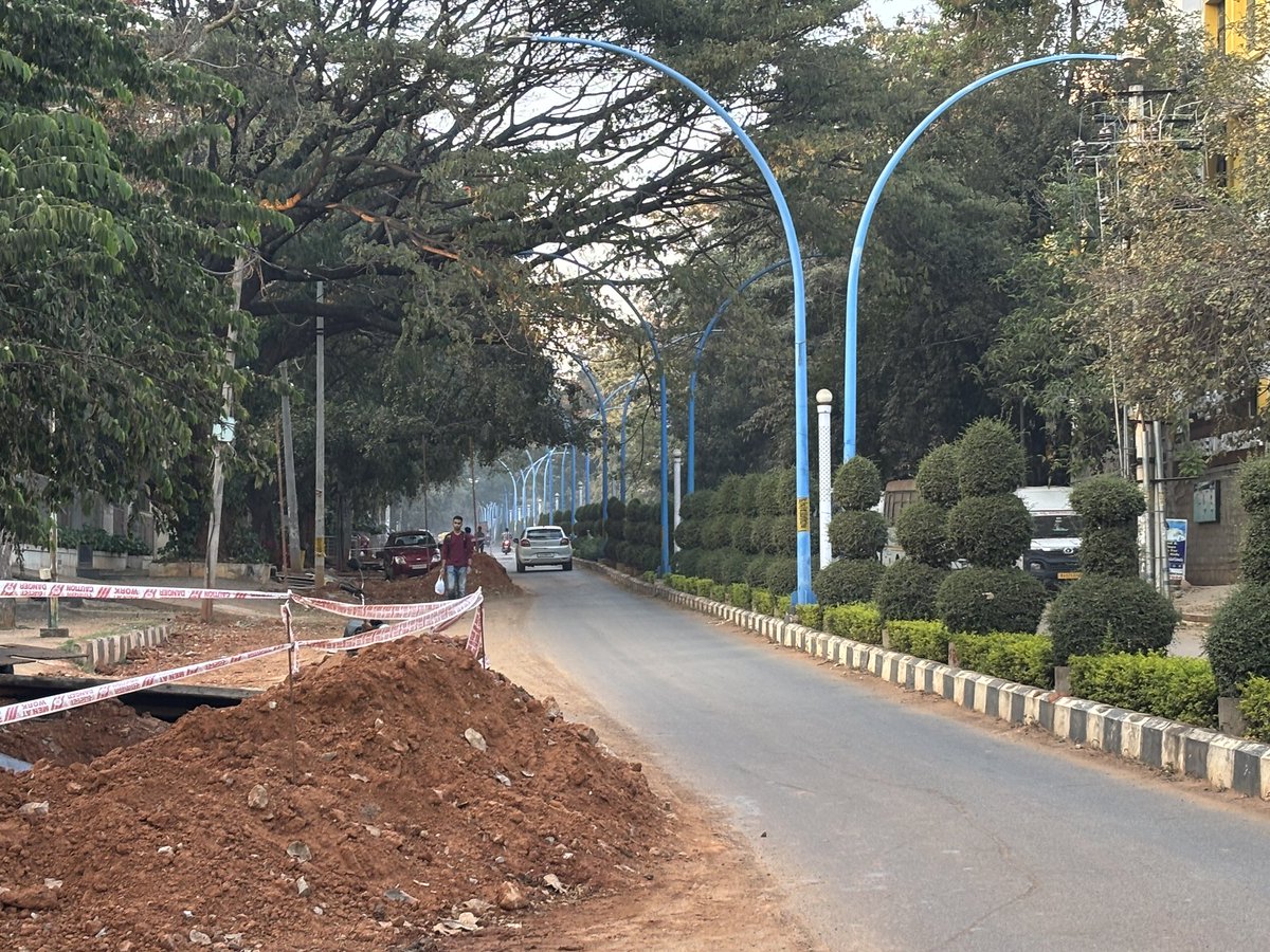 bengalurupost1's tweet image. If India crowned cities for digging up freshly laid roads without batting an eyelid, Bengaluru would be right on top.

Two well-laid roads in Yelahanka are now dug up — no boards, no reasons, no completion dates.

1️⃣ Major Akshay Girishkumar Road, Yelahanka New Town- Allasandra…