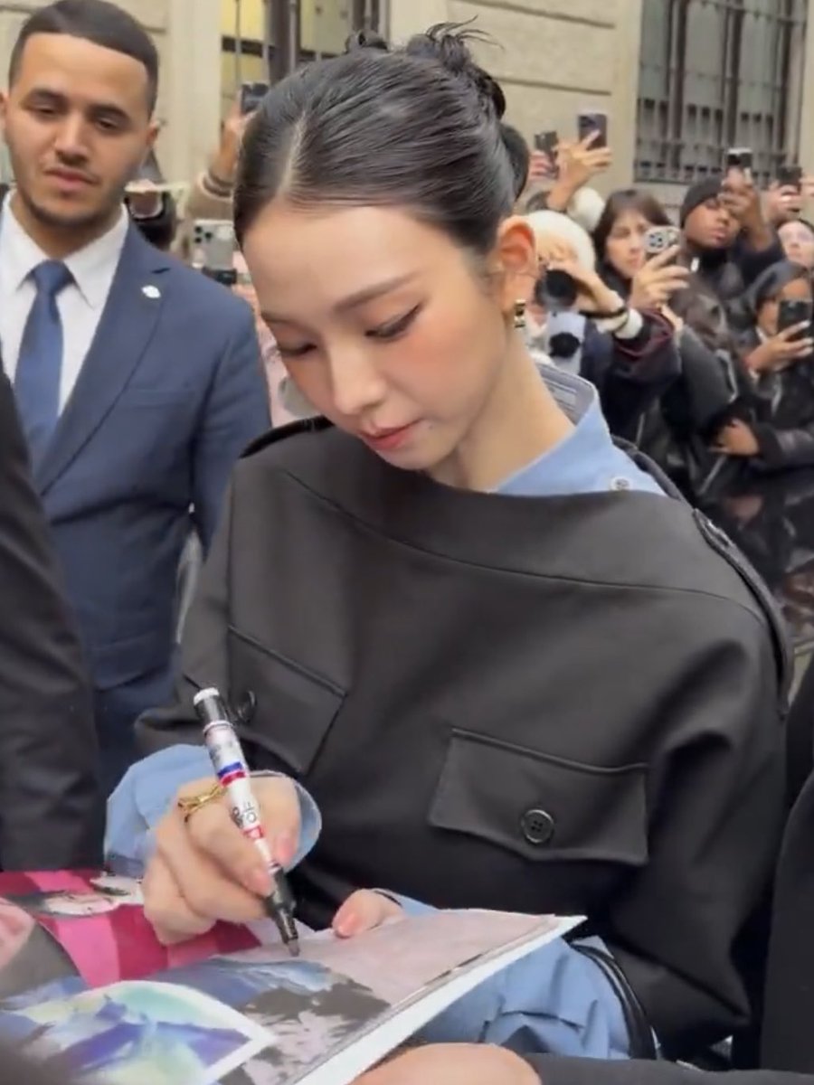 TheePopCore's tweet image. aespa’s Karina is pure beauty from heaven at the Prada Fashion Show today.