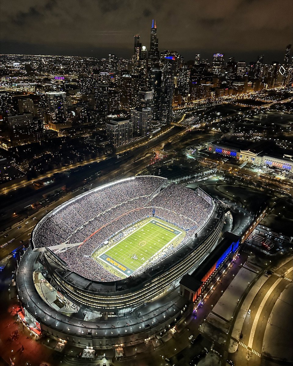 dwcprodz's tweet image. Today is the last game at Soldier Field this season😔

Some fantastic moments were had here. Be as loud as possible today!