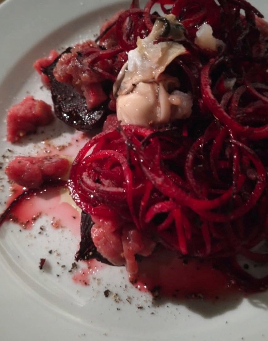 Innanlåret på en Herefordkviga, bakad och rå svarvad 🫜 Gillardeau #3 🦪 
#19glas @slowhandscafe