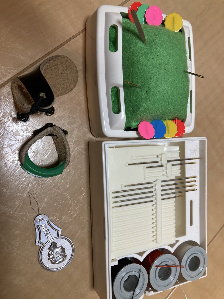 shin_0111's tweet photo. まさか人生でまたお前らと出会う日が来るとはなぁ。

25年ぶりくらいかな？

なんとか外れかけたボタンを生き返らせた。
我流な感じはするけども…

でも玉結びと玉留めはちゃんと覚えてた。

意外と覚えてるもんだな。笑
意外と楽しかったし。

真ん中の下の指輪みたいなやつは何に使うの？ https://t.co/G09PO3sIkG