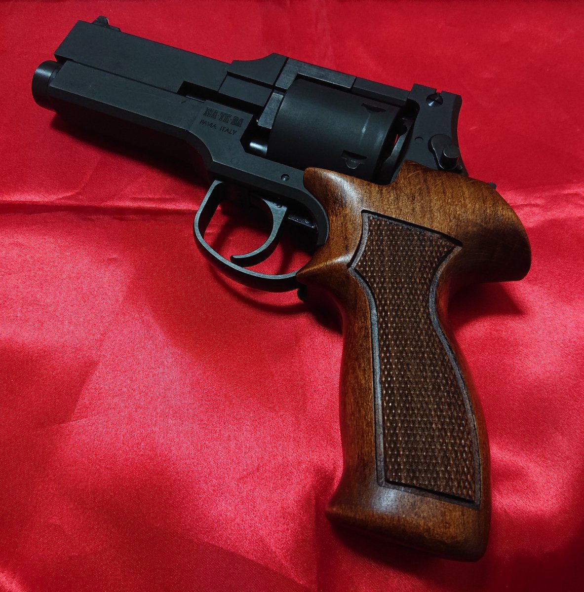 guyverzero1973's tweet image. マテバさんですが、内部の擦動部パーツで外せる所全て研磨完了
トリガーブルが箱出しから体感半分になってます
ダブルアクションでシリンダーだけ回す遊びがちゃんと出来る
ガク引きしなければ真っ直ぐ弾が飛んでくれる…はず？