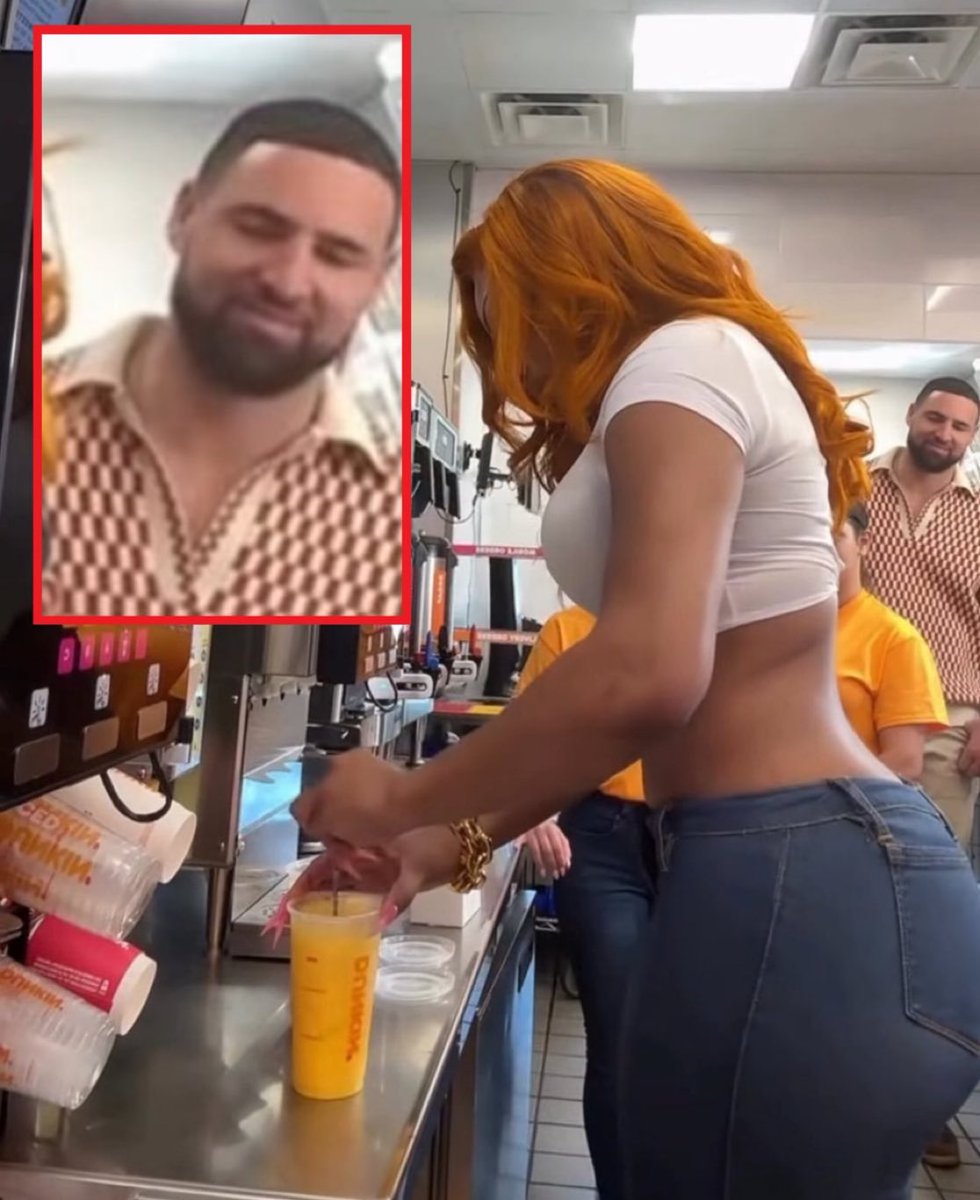 Photo of Klay Thompson looking at Megan Thee Stallion is going viral