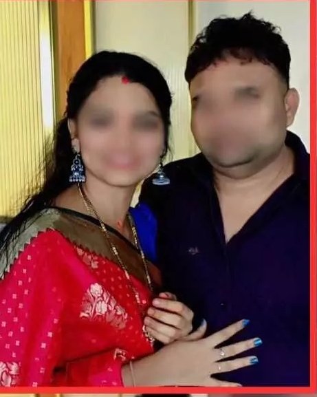 azizkavish's tweet photo. तेलंगाना में पत्नी अपने इंस्टाग्राम फॉलोवर्स को  
इनबॉक्स में सीधे मिलने का ऑफर देती और अपने फ्लैट पर बुलाती थी। 

जांच में खुलासा हुआ है कि आरोपी पत्नी इंस्टाग्राम पर 'Lallydimplequeen' और यूट्यूब पर 'Karimnagar pilla 143' जैसे हैंडल्स के जरिए पुरुषों को बुलाती थी। 

���ब पुरुष आता था और दोनों आपत्तिजनक अवस्था में होते थे, तब महिला का पति चुपके से वीडियो शूट कर लेता था। 

फिर उस वीडियो से ब्लैकमेलिंग का धंधा करते थे।
ब्लैकमेलिंग के पैसों से 65 लाख रुपये का एक प्लॉट खरीदा।
इसके अलावा, 10 लाख रुपये की एक लग्जरी कार भी खरीदी गई।

इस कपल के दो बच्चे भी हैं।पति-पत्नी का मार्बल का बिजनेस था, जिसमें उन्हें भारी नुकसान उठाना पड़ा।
लगातार बढ़ते कर्ज और आर्थिक दबाव के चलते दोनों ने गलत रास्ता चुन लिया.