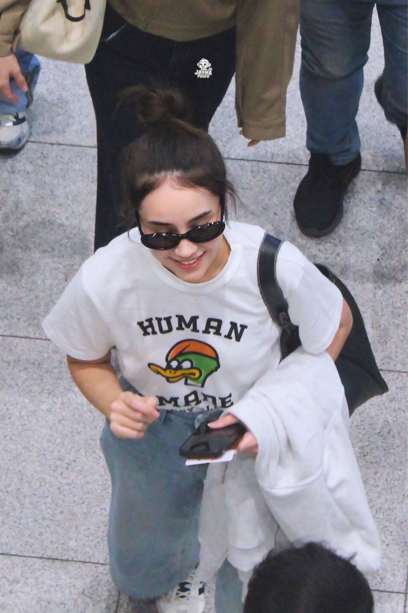 JAYNAFILOMONKEY's tweet image. VLOG IN MNL! Let's Watch it over and over again!!! Here are some photos at the Airport after the event! 😍

🔗youtube.com/watch?v=kdweJO…

#aangelinaass 
#GinJay #จินเจ