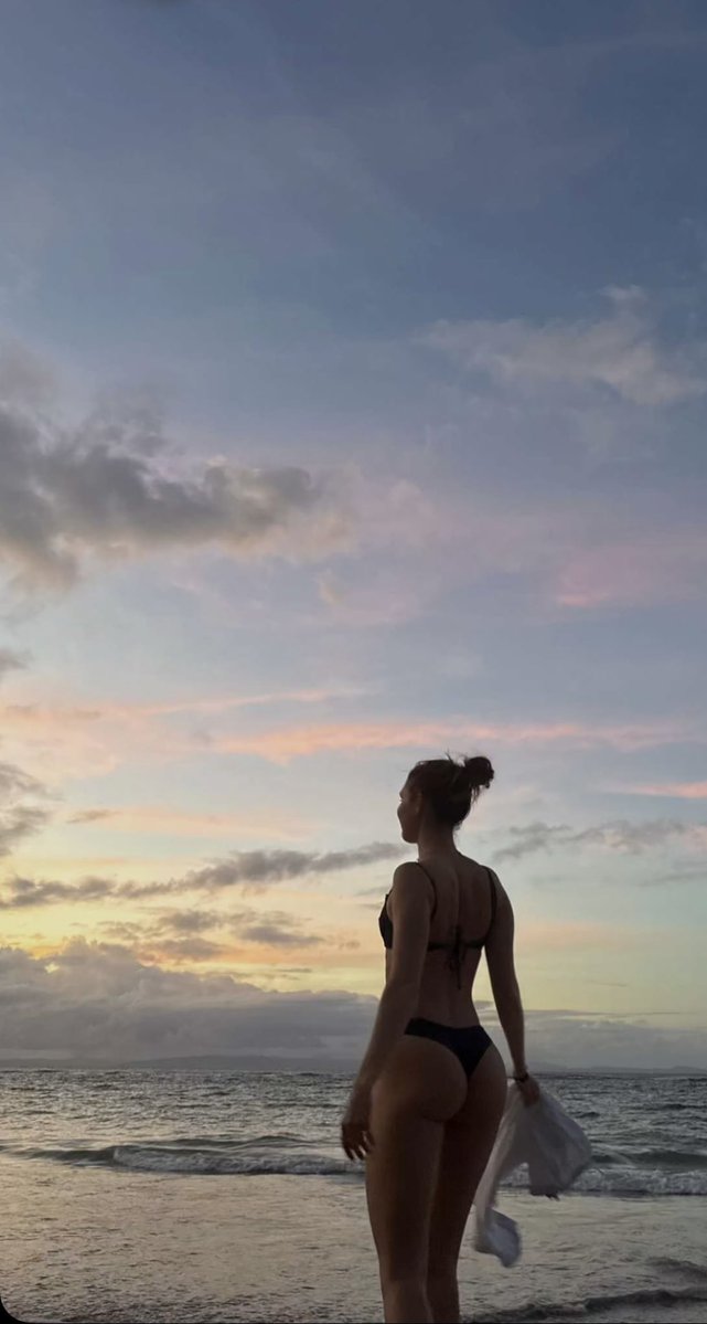 taylorslottie's tweet image. her body is sooo tea what the hell