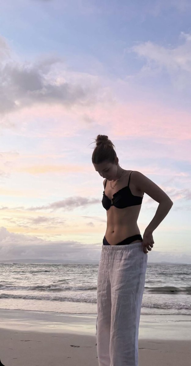 taylorslottie's tweet image. her body is sooo tea what the hell