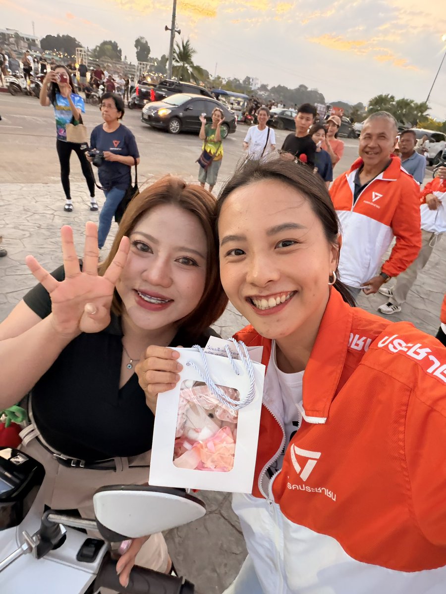 nanaicez's tweet image. กำแพงเพชรวันนี้ ทำให้ไอซ์มีแรงไปต่อ ขอโอกาสพ่อแม่พี่น้องชาวกำแพงเพชรรอบนี้ ทำให้กำแพงเพชรเป็นกำแพงส้มกันนะคะ 🧡😇

￼ เขต 1: ปริญวัฒน์ ทวีกิจศิรพงษ์ — เบอร์ 4

เขต 2: สุกิจ ศุภกิจเจริญ — เบอร์ 2

เขต 3: ศักดา บุญสังวาลย์ — เบอร์ 8

เขต 4: อัศนัย แดงศรี — เบอร์ 1

#เลือกตั้ง69