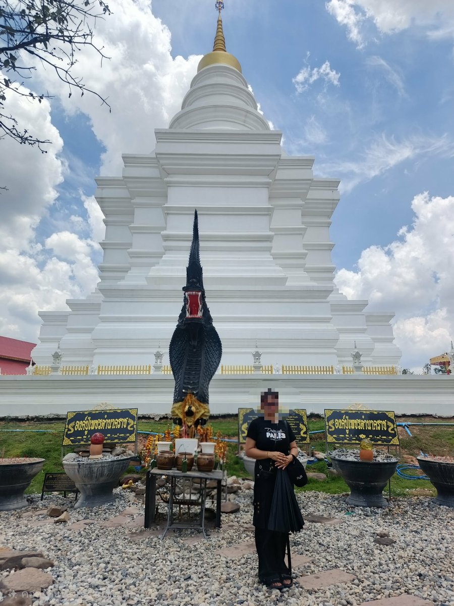 ยังไม่มีคู่ไหนนัด เลยเข้าวัดทำบุญหน่อยดีกว่า