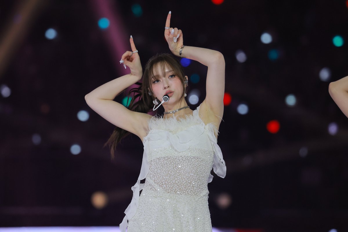 KpopDataShop's tweet photo. 251114 #ChanelleMoon 3300+ pics https://t.co/5DadSyeylw